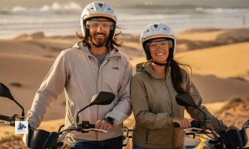 Couple équipé de casques prêt pour une randonnée en quad à Essaouira