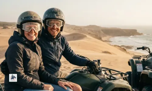 Couple senior souriant sur un quad face à l’océan à Essaouira