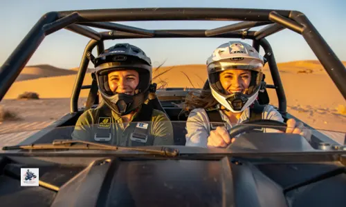 Deux touristes souriants en buggy pendant une aventure tout-terrain à Essaouira