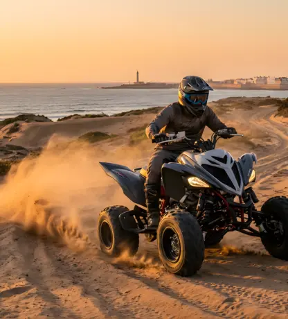 Location quad Essaouira sur dunes et plage, pilote en action près de l’océan Atlantique